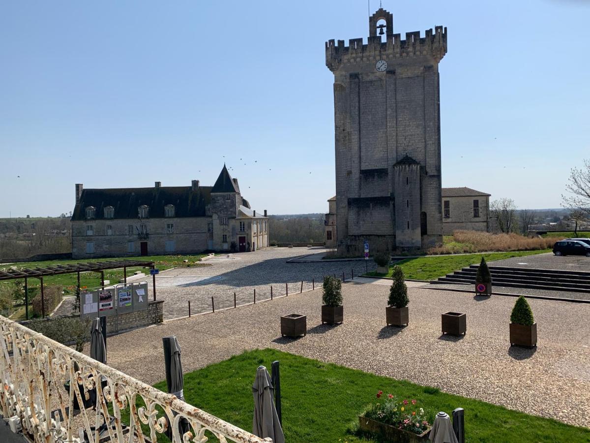 Appartement Face Au Donjon Pons Exteriér fotografie