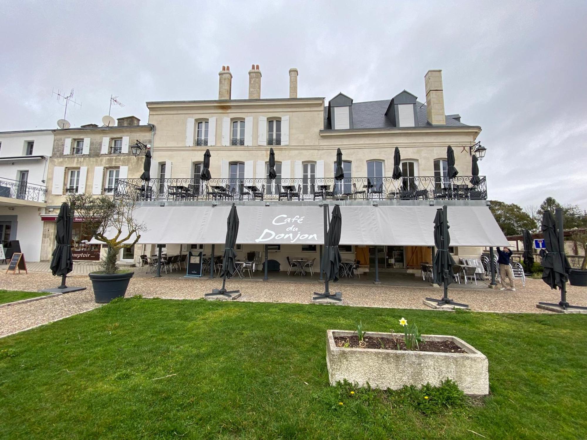 Appartement Face Au Donjon Pons Exteriér fotografie
